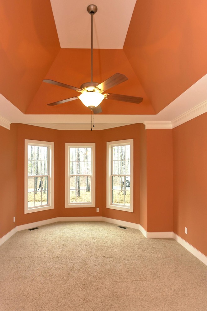Пример оригинального дизайна: большая хозяйская спальня в стиле неоклассика (современная классика) с оранжевыми стенами и ковровым покрытием