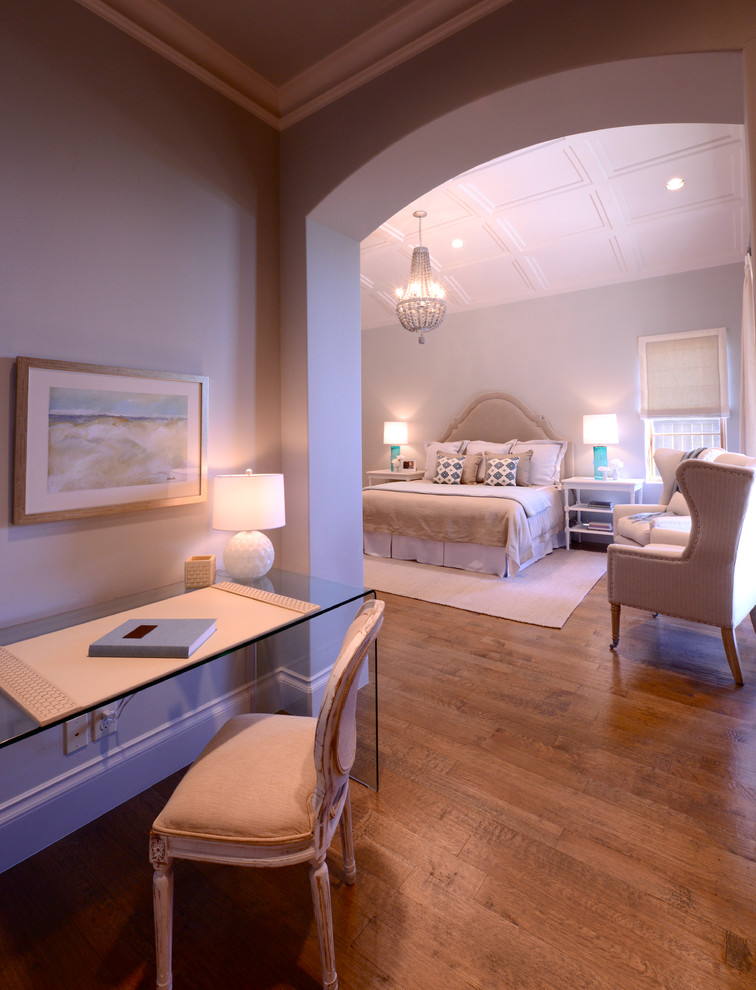 Geräumiges Klassisches Hauptschlafzimmer ohne Kamin mit blauer Wandfarbe und braunem Holzboden in Dallas