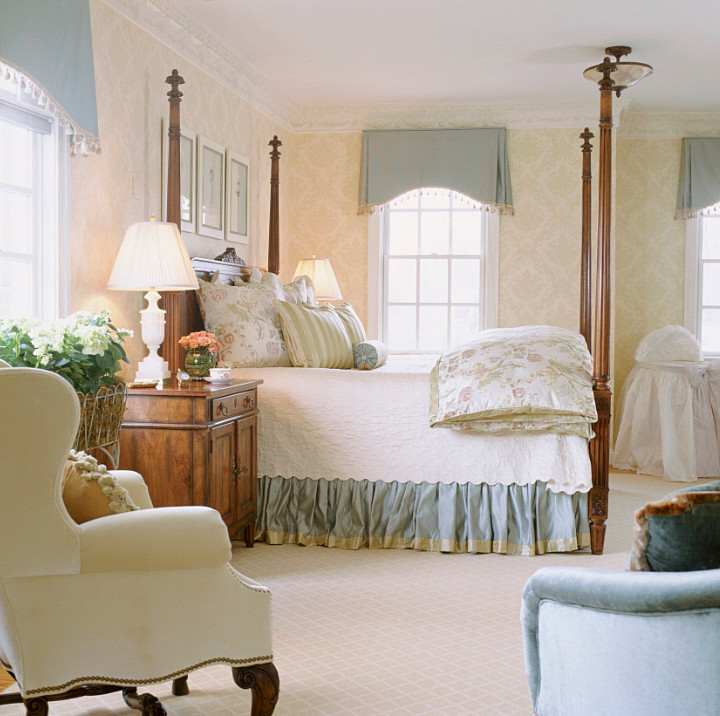 На фото: хозяйская спальня в классическом стиле с желтыми стенами и ковровым покрытием с