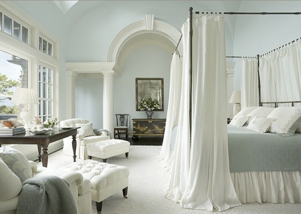 На фото: большая хозяйская спальня в классическом стиле с синими стенами, темным паркетным полом и белым полом с