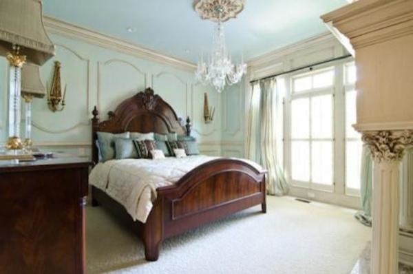 Идея дизайна: хозяйская спальня среднего размера в классическом стиле с синими стенами, ковровым покрытием, стандартным камином и бежевым полом