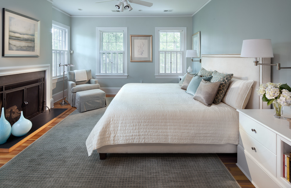 Пример оригинального дизайна: спальня в стиле неоклассика (современная классика) с синими стенами