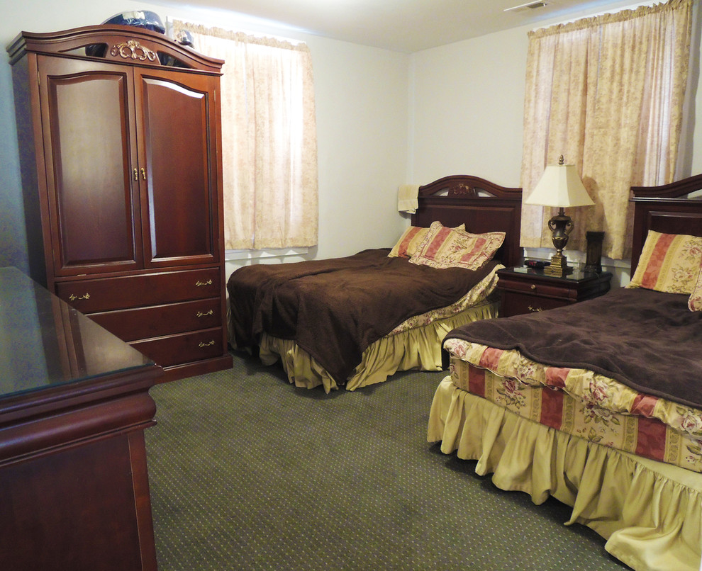 Imagen de dormitorio principal clásico de tamaño medio sin chimenea con paredes azules, moqueta y suelo gris
