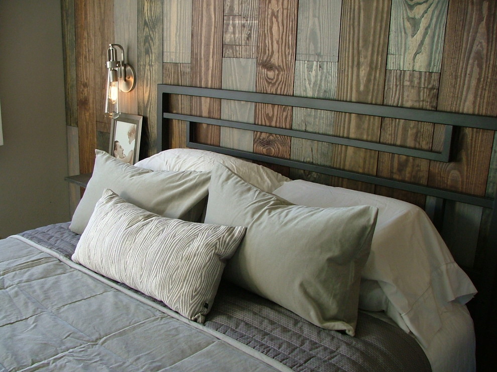 オースティンにあるインダストリアルスタイルのおしゃれな主寝室 (淡色無垢フローリング)