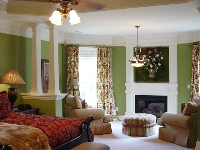 Idee per una grande camera matrimoniale chic con pareti verdi, moquette e camino classico