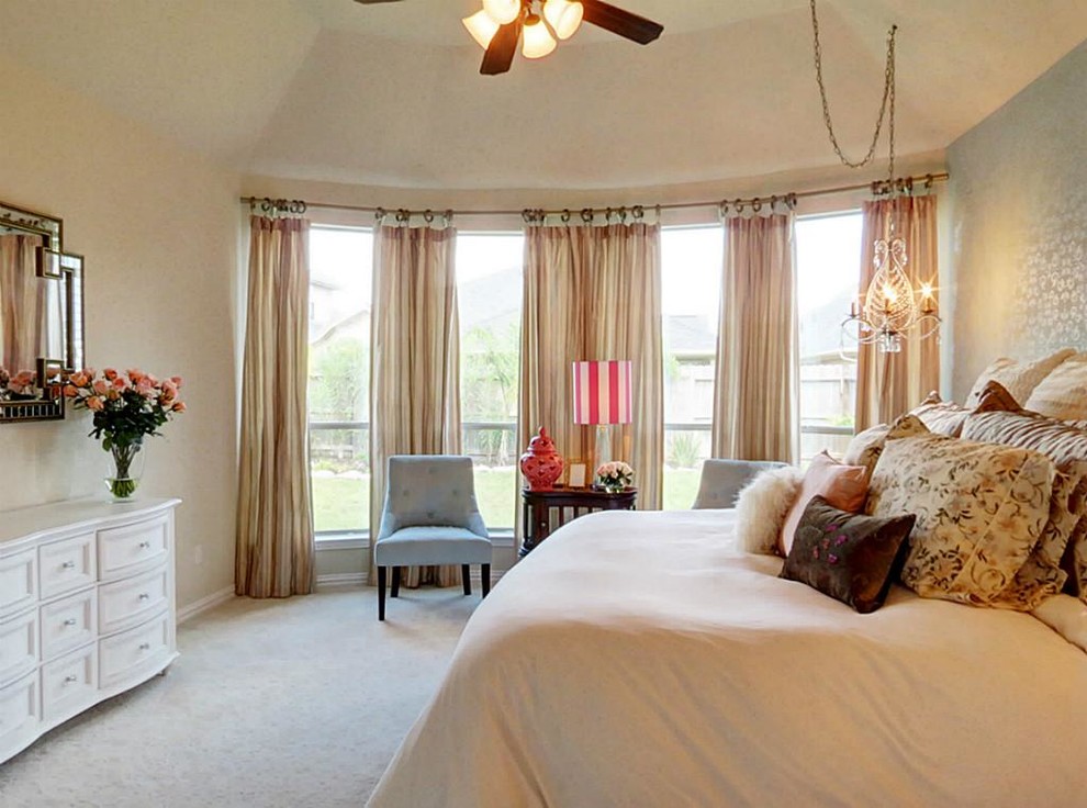 Example of a classic bedroom design in Houston
