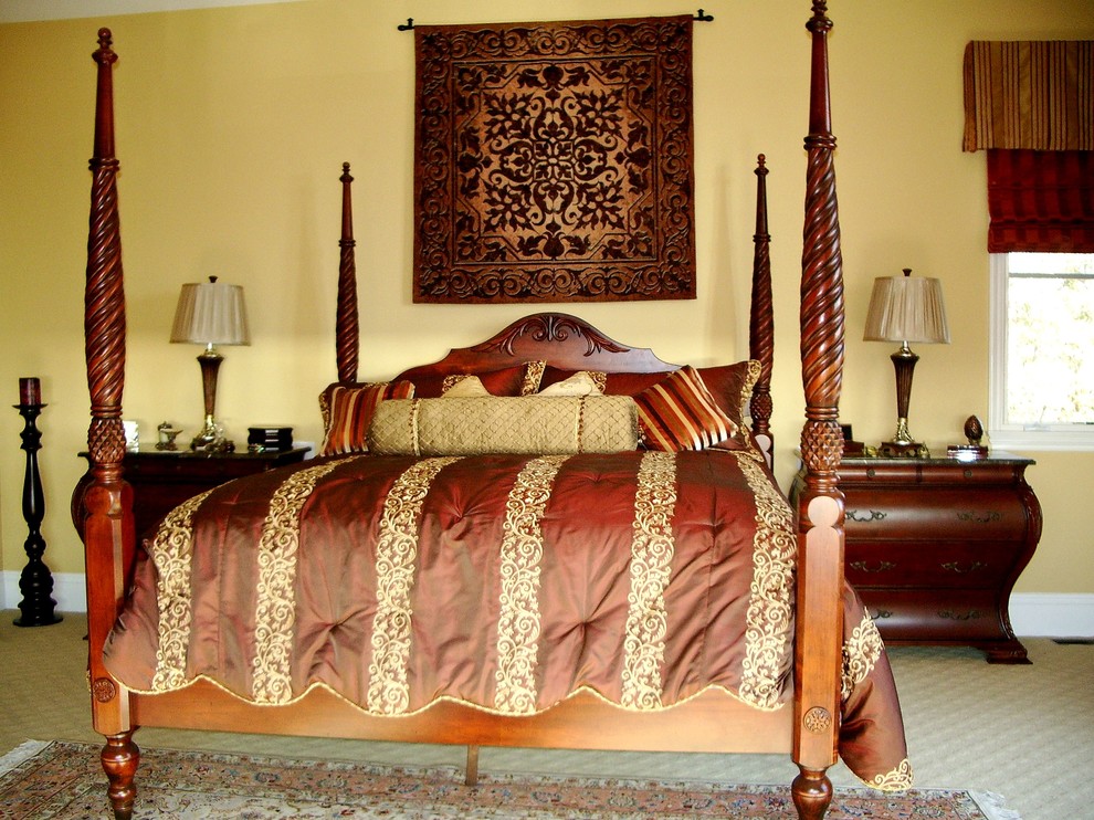 На фото: хозяйская спальня среднего размера в средиземноморском стиле с желтыми стенами и ковровым покрытием