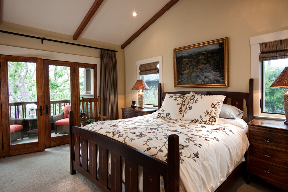 Modelo de dormitorio principal de estilo americano de tamaño medio sin chimenea con paredes beige, moqueta y suelo beige