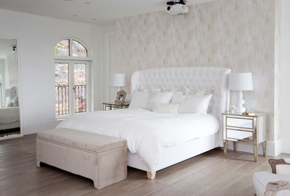 Стильный дизайн: спальня в стиле неоклассика (современная классика) с разноцветными стенами, светлым паркетным полом и акцентной стеной без камина - последний тренд