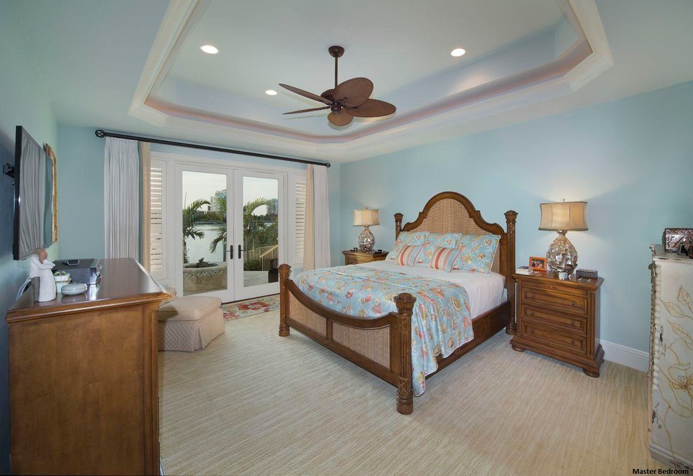 Klassisches Hauptschlafzimmer mit blauer Wandfarbe in Miami