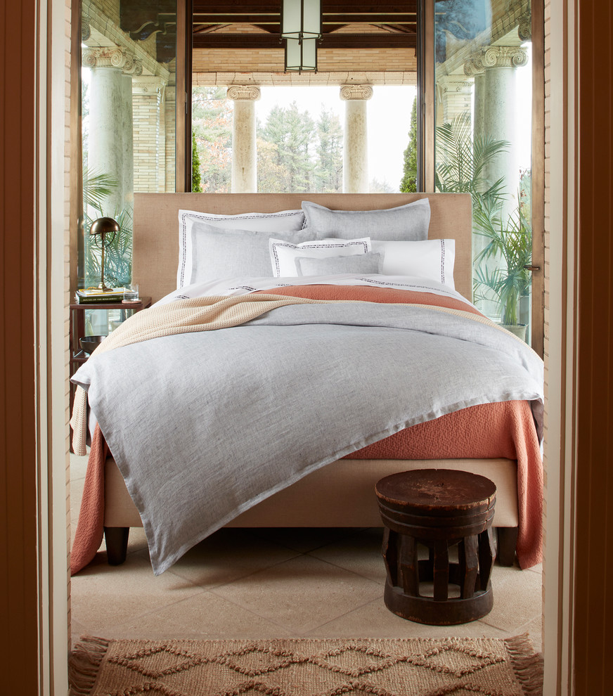 Diseño de dormitorio principal exótico de tamaño medio sin chimenea con suelo de baldosas de cerámica, suelo marrón y paredes beige