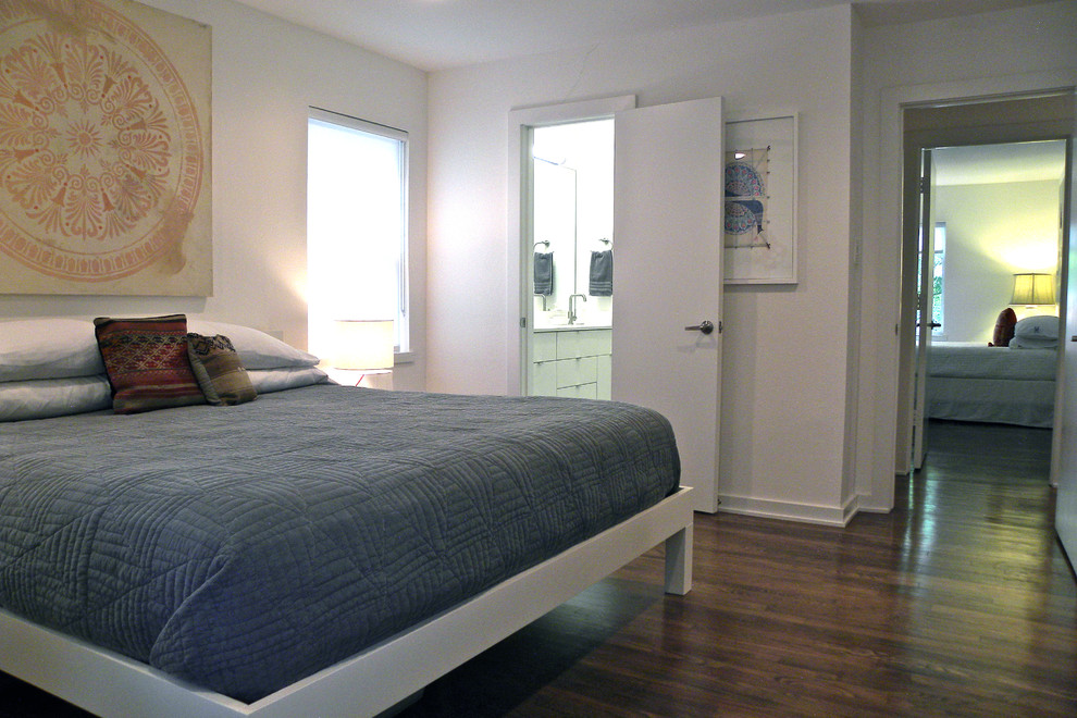Design ideas for a midcentury bedroom in Dallas.