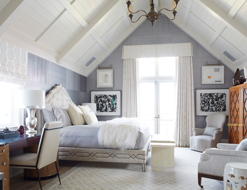Inspiration pour une grande chambre d'amis traditionnelle avec parquet foncé, un sol marron et un mur gris.