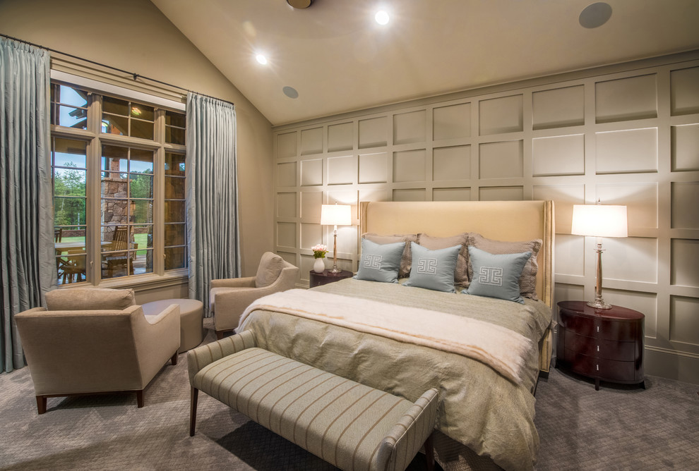 На фото: большая хозяйская спальня в стиле рустика с серыми стенами и ковровым покрытием
