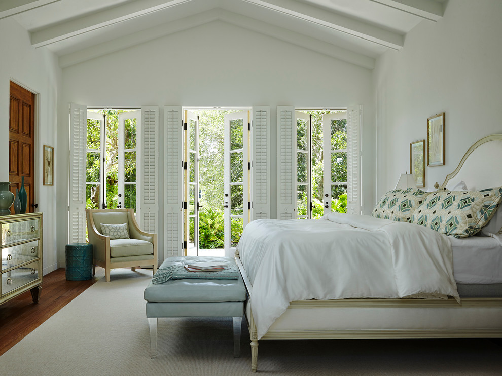На фото: хозяйская спальня в морском стиле с белыми стенами и паркетным полом среднего тона без камина