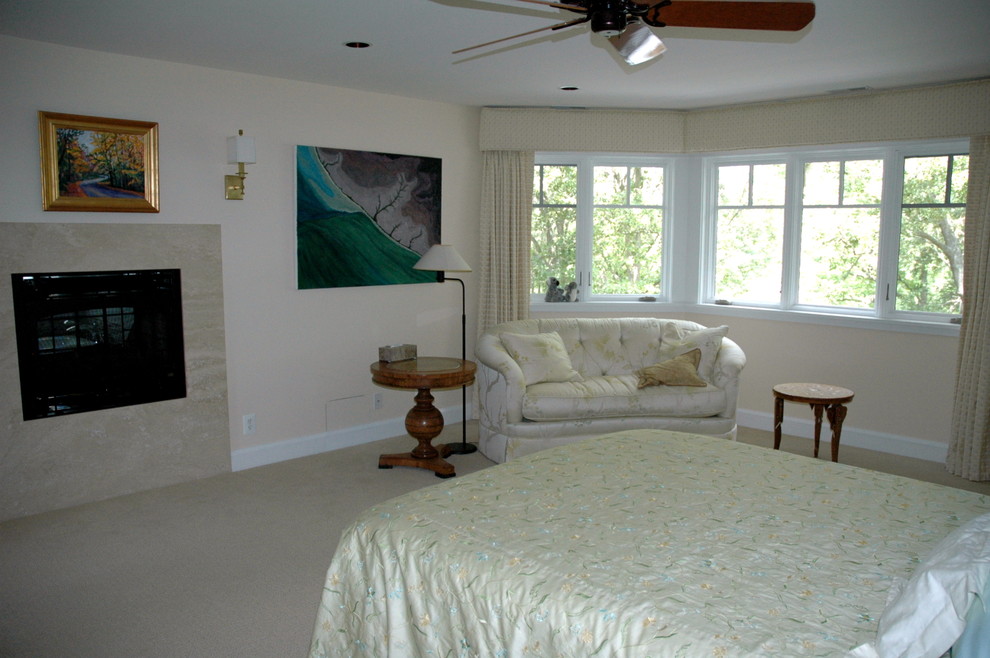 ワシントンD.C.にある広いトラディショナルスタイルのおしゃれな主寝室 (ベージュの壁、カーペット敷き、標準型暖炉、タイルの暖炉まわり、ベージュの床) のレイアウト