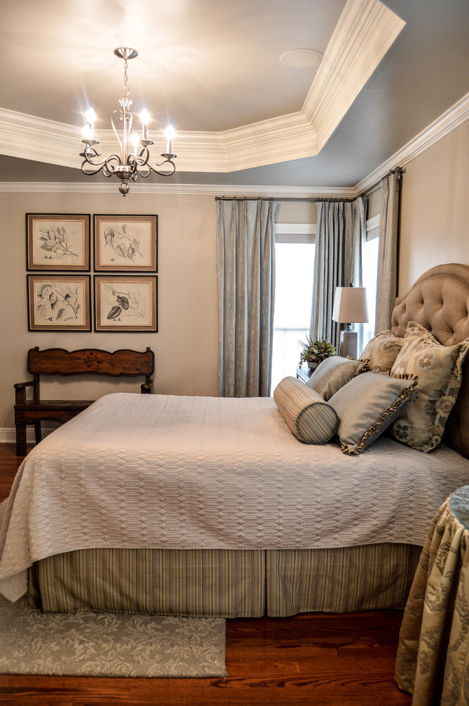 Ejemplo de dormitorio principal clásico renovado pequeño sin chimenea con paredes beige y suelo de madera oscura