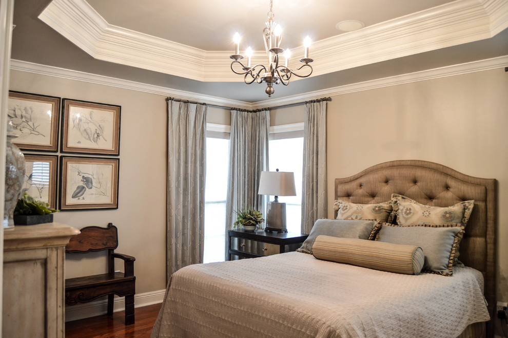 Imagen de dormitorio principal clásico renovado pequeño sin chimenea con paredes beige y suelo de madera oscura