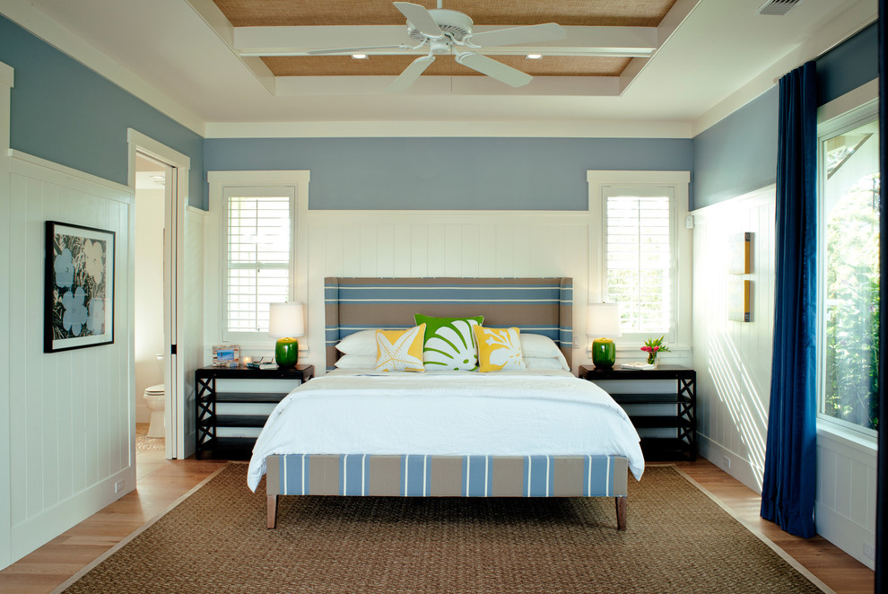 Ispirazione per una grande camera da letto tropicale con pareti blu, pavimento in legno massello medio, nessun camino e pavimento marrone