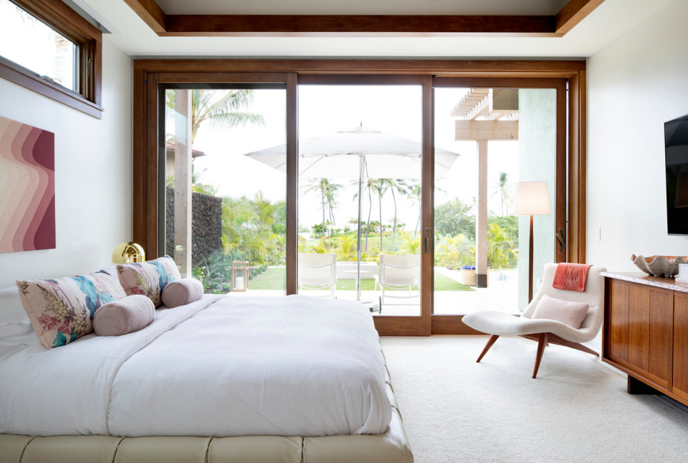 Ispirazione per una camera da letto tropicale con pareti bianche, moquette, pavimento bianco e soffitto ribassato