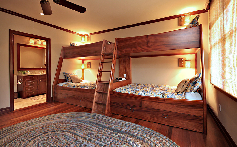 Esempio di una camera degli ospiti chic di medie dimensioni con pareti marroni e pavimento in legno massello medio