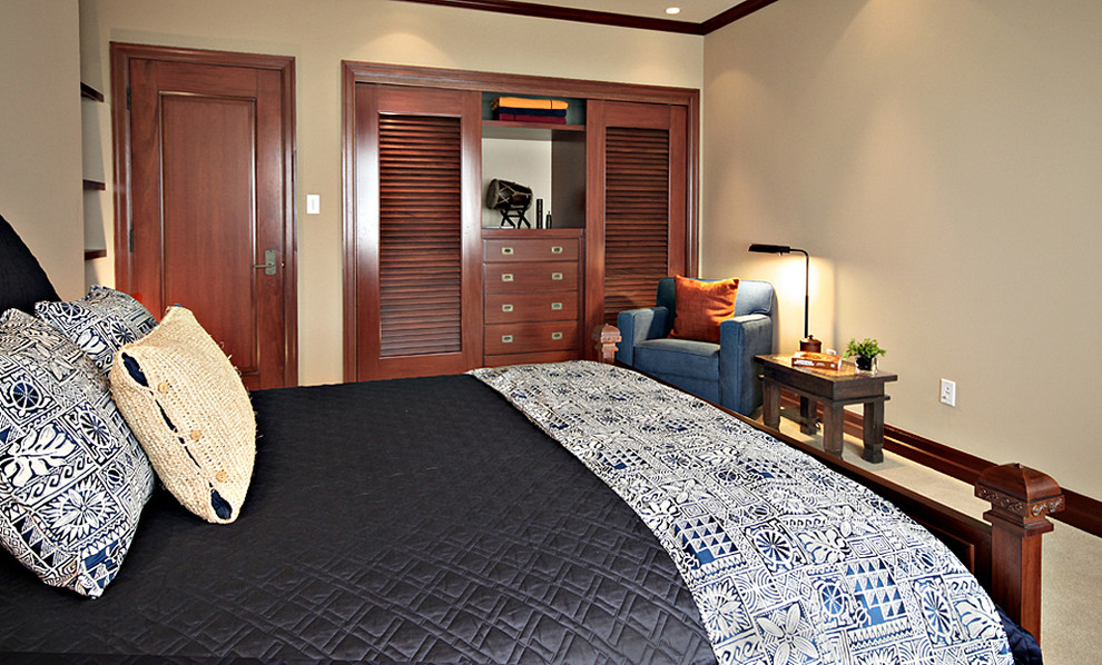 Mittelgroßes Gästezimmer mit brauner Wandfarbe und Teppichboden in Hawaii