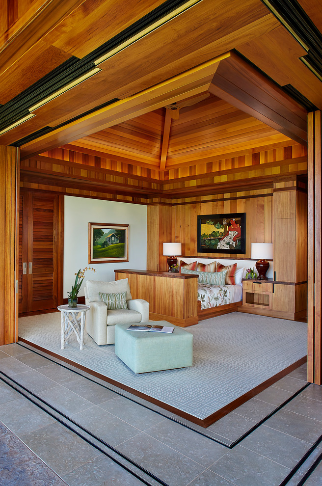 ハワイにあるトロピカルスタイルのおしゃれな寝室 (茶色い壁) のレイアウト
