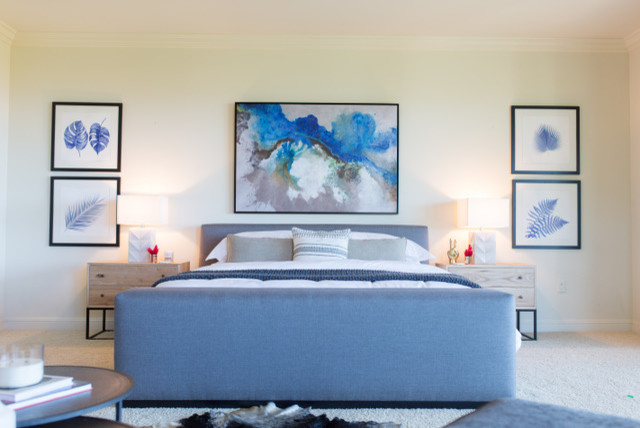 Источник вдохновения для домашнего уюта: хозяйская спальня среднего размера в современном стиле с белыми стенами, ковровым покрытием и белым полом без камина