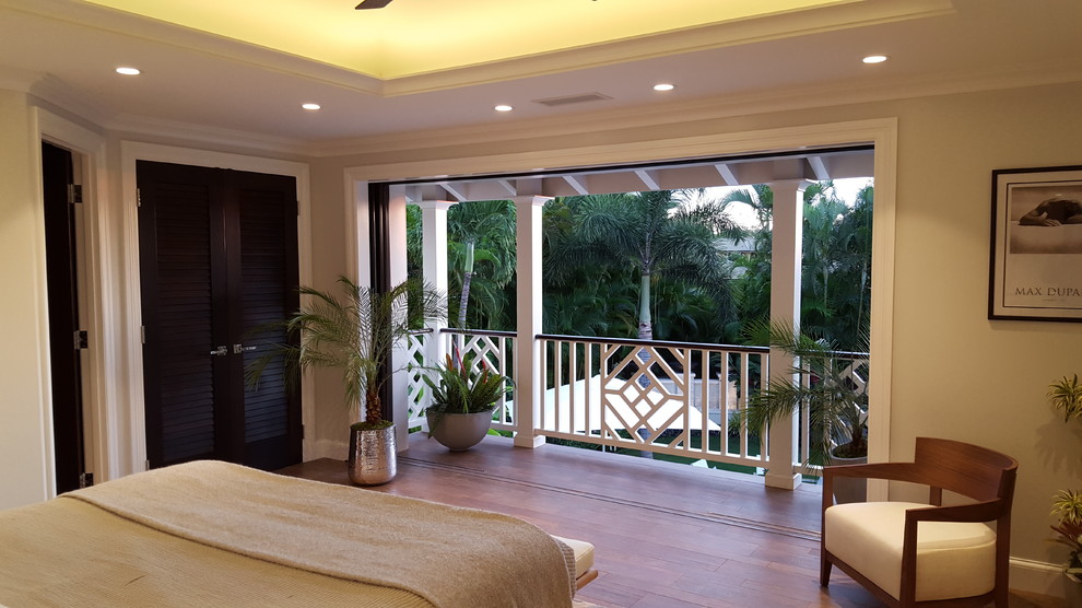 Idee per una camera degli ospiti tropicale di medie dimensioni con pareti beige, pavimento in legno massello medio e nessun camino