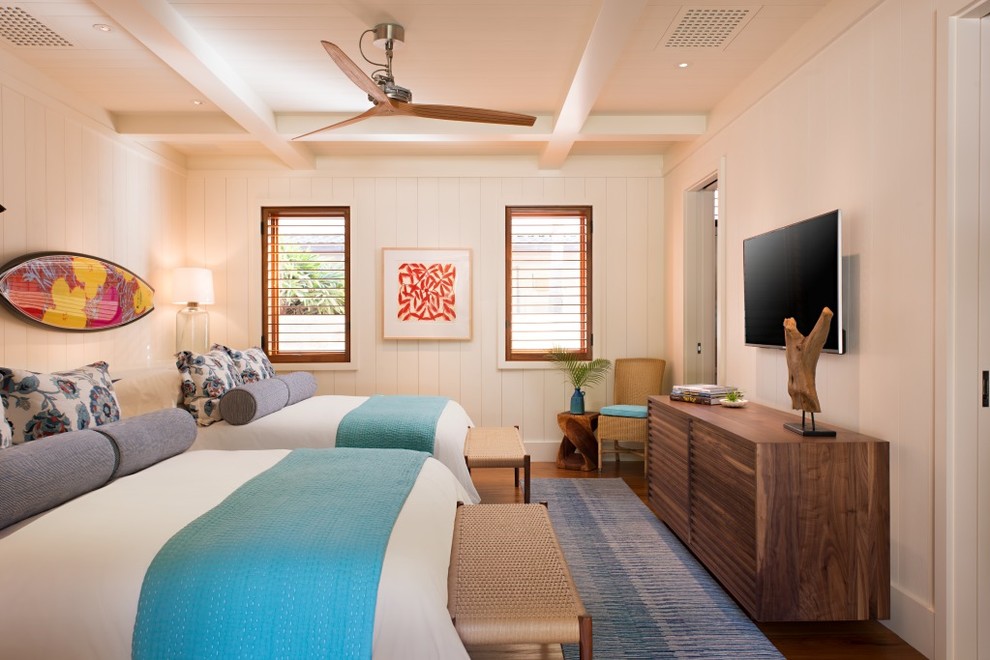 Ejemplo de habitación de invitados exótica grande sin chimenea con paredes blancas, suelo de madera en tonos medios y suelo marrón