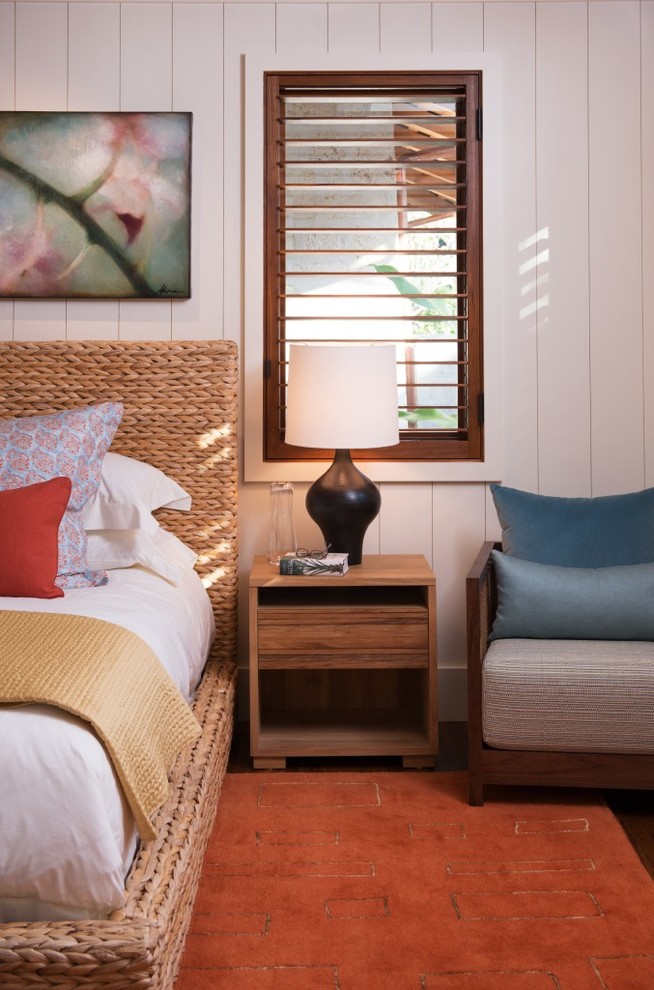 Источник вдохновения для домашнего уюта: гостевая спальня среднего размера, (комната для гостей) в морском стиле с белыми стенами и паркетным полом среднего тона