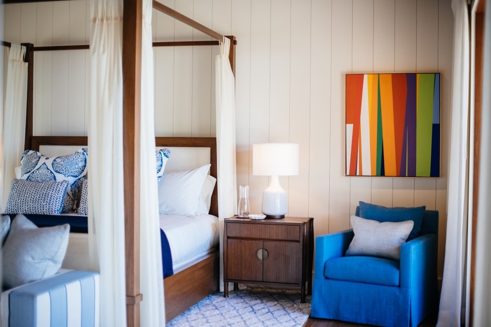 Ejemplo de dormitorio principal tropical grande con paredes blancas y suelo de madera en tonos medios