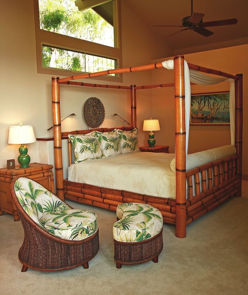 Imagen de dormitorio principal tropical grande sin chimenea con paredes beige, moqueta y suelo beige