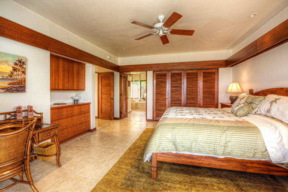 Mittelgroßes Modernes Hauptschlafzimmer ohne Kamin mit weißer Wandfarbe, Keramikboden und beigem Boden in Hawaii