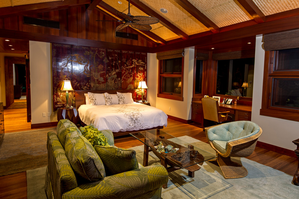ハワイにある広いアジアンスタイルのおしゃれな主寝室 (ベージュの壁、竹フローリング、照明) のインテリア