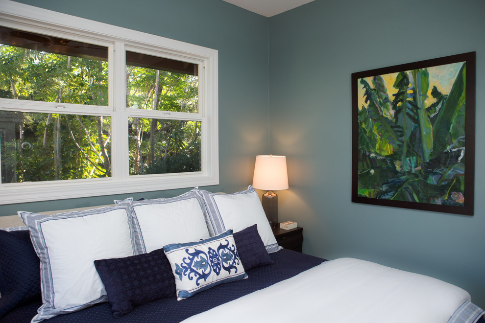 Foto de dormitorio principal marinero pequeño con paredes azules