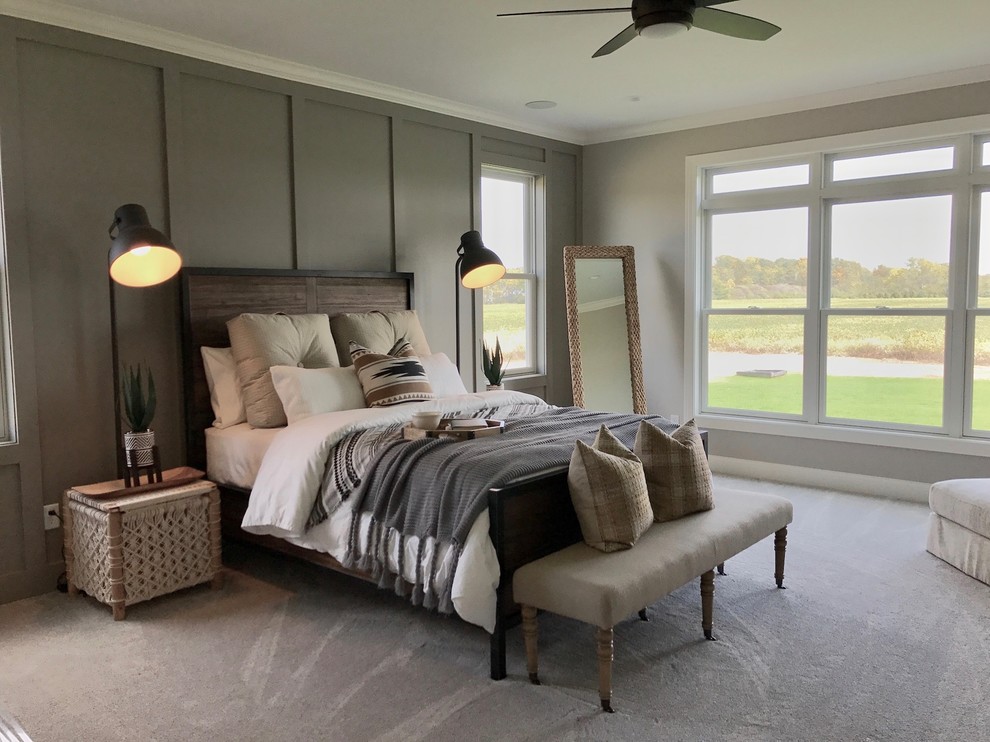 Cette image montre une chambre avec moquette traditionnelle avec un mur gris et un sol beige.