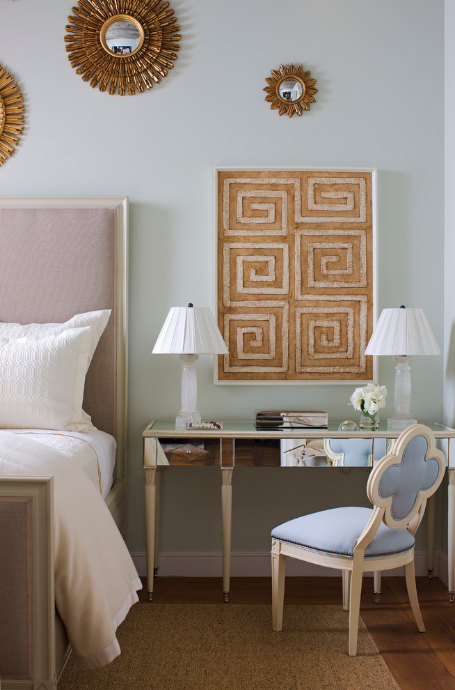 Стильный дизайн: большая гостевая спальня (комната для гостей) в классическом стиле с синими стенами и светлым паркетным полом - последний тренд