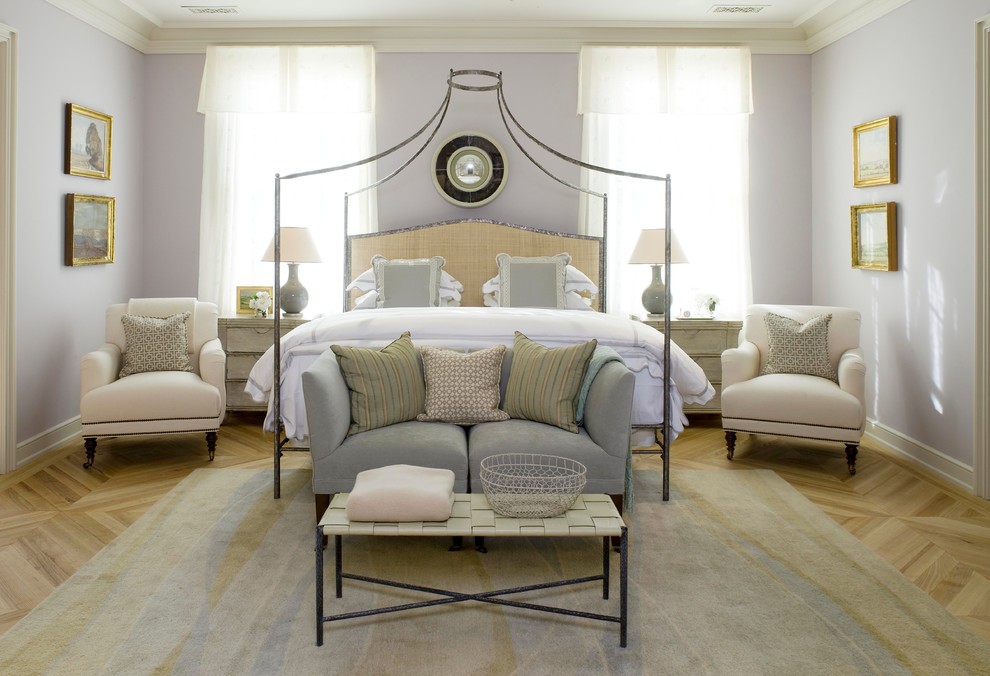 Свежая идея для дизайна: большая гостевая спальня (комната для гостей) в классическом стиле с синими стенами и светлым паркетным полом - отличное фото интерьера