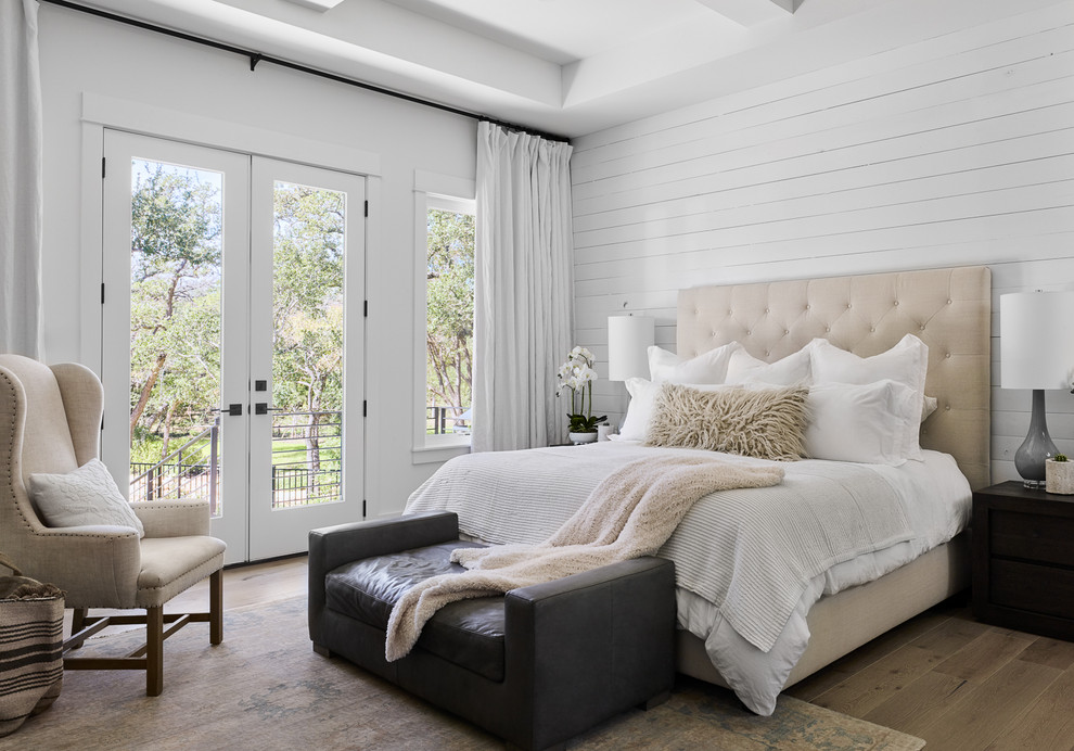 Imagen de habitación de invitados campestre sin chimenea con paredes blancas, suelo de madera en tonos medios y suelo marrón