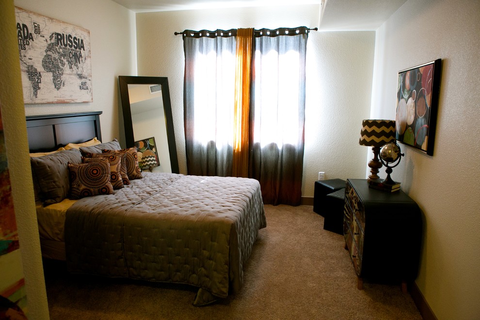 デンバーにある小さなトランジショナルスタイルのおしゃれな寝室 (カーペット敷き) のレイアウト