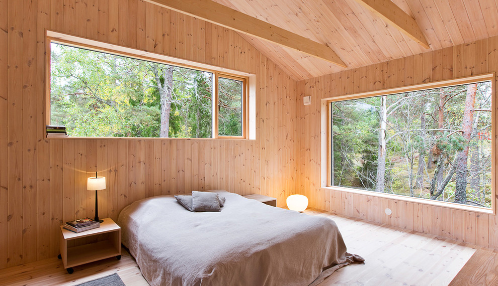 Geräumiges Skandinavisches Hauptschlafzimmer ohne Kamin mit beiger Wandfarbe und hellem Holzboden in Stockholm
