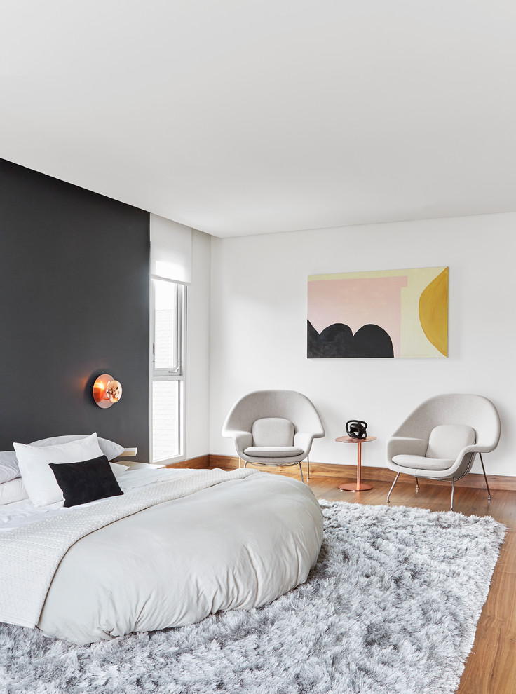 Idées déco pour une chambre contemporaine avec un mur noir, parquet clair et aucune cheminée.