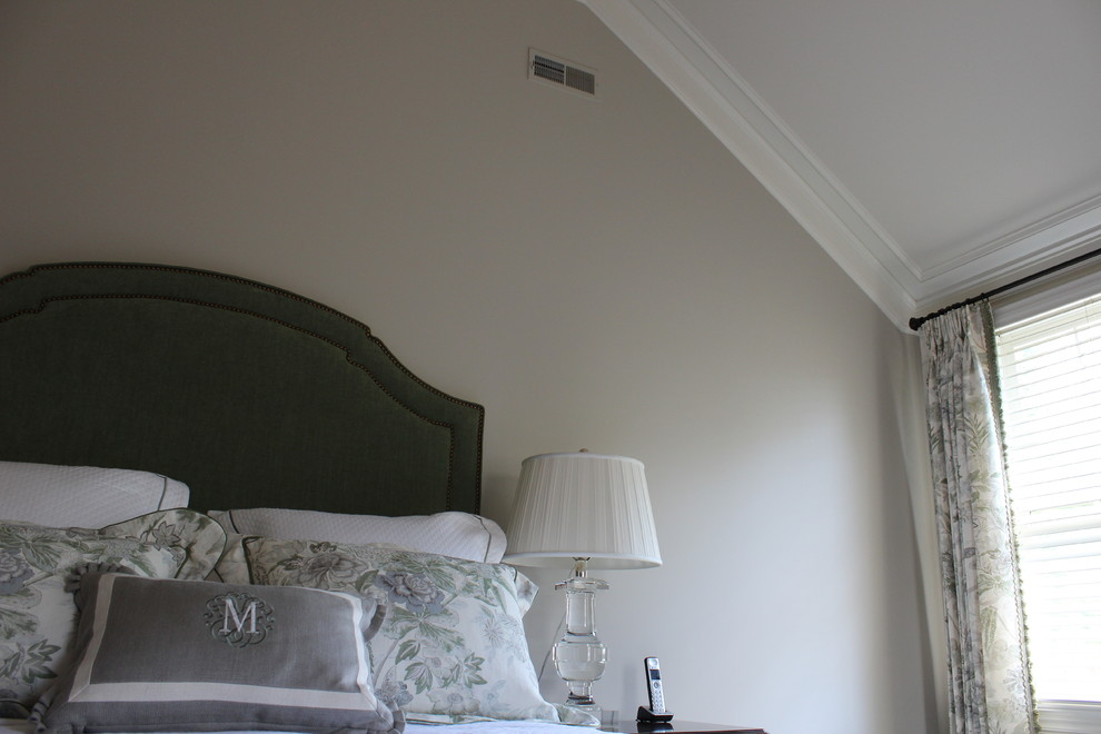 Cette photo montre une chambre chic de taille moyenne avec un mur gris.