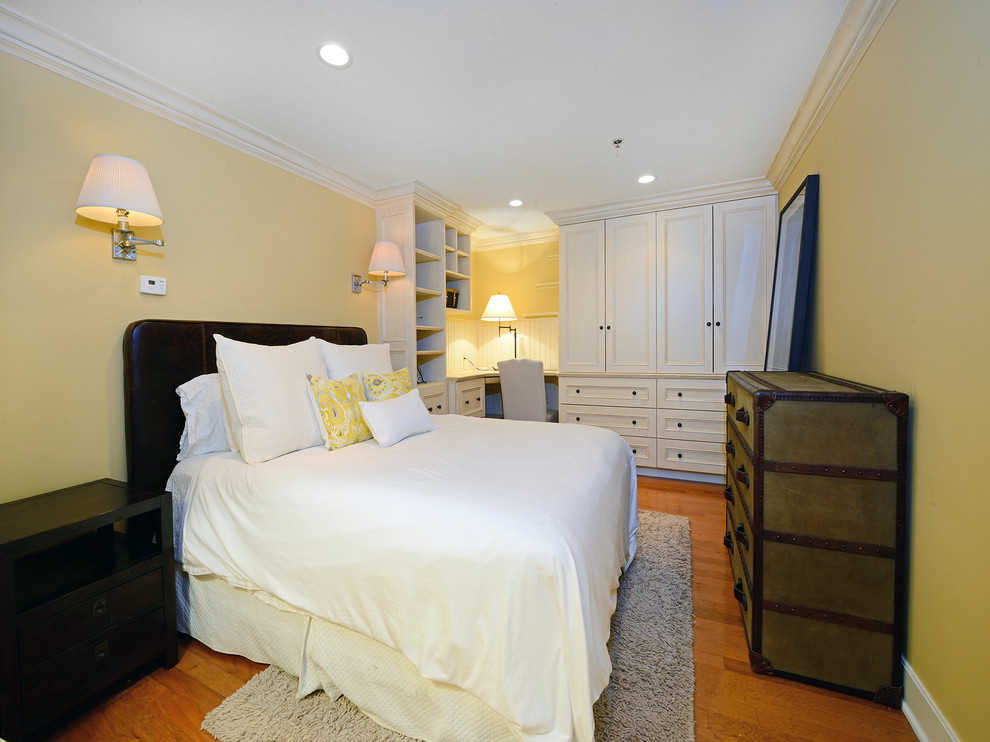 На фото: гостевая спальня (комната для гостей) в современном стиле с желтыми стенами с