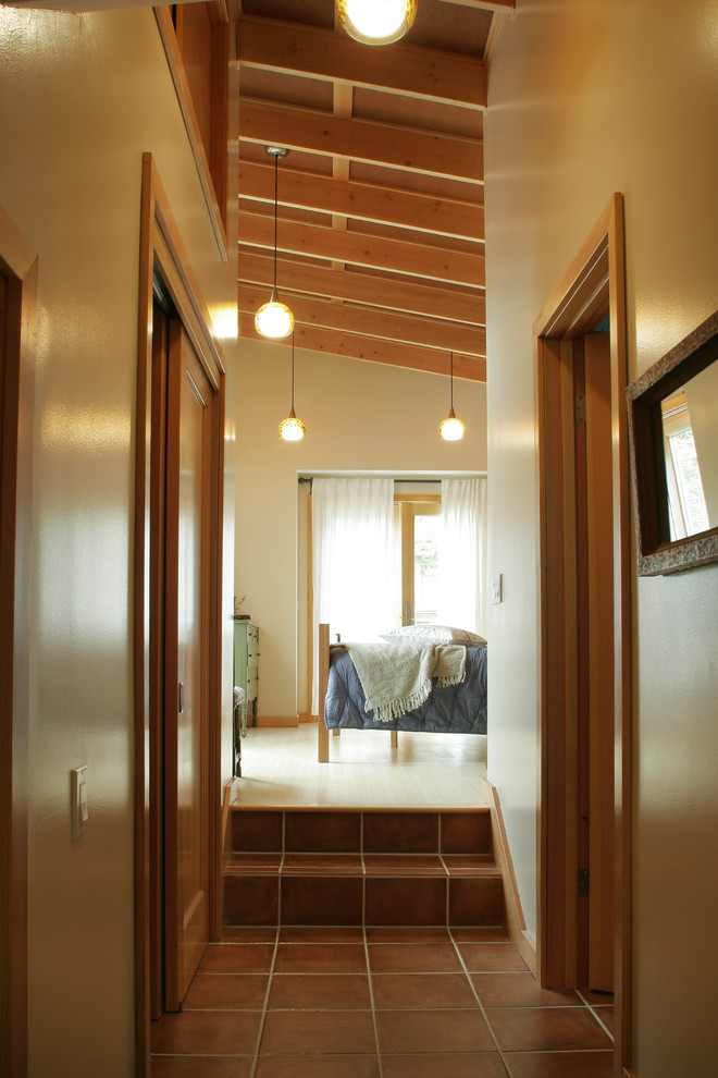 Источник вдохновения для домашнего уюта: хозяйская спальня среднего размера в стиле фьюжн с бежевыми стенами и полом из бамбука