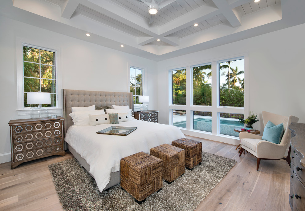 Maritimes Hauptschlafzimmer mit weißer Wandfarbe und hellem Holzboden in Miami