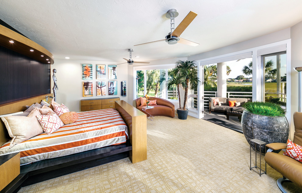 マイアミにあるトランジショナルスタイルのおしゃれな主寝室 (ベージュの壁、カーペット敷き) のレイアウト