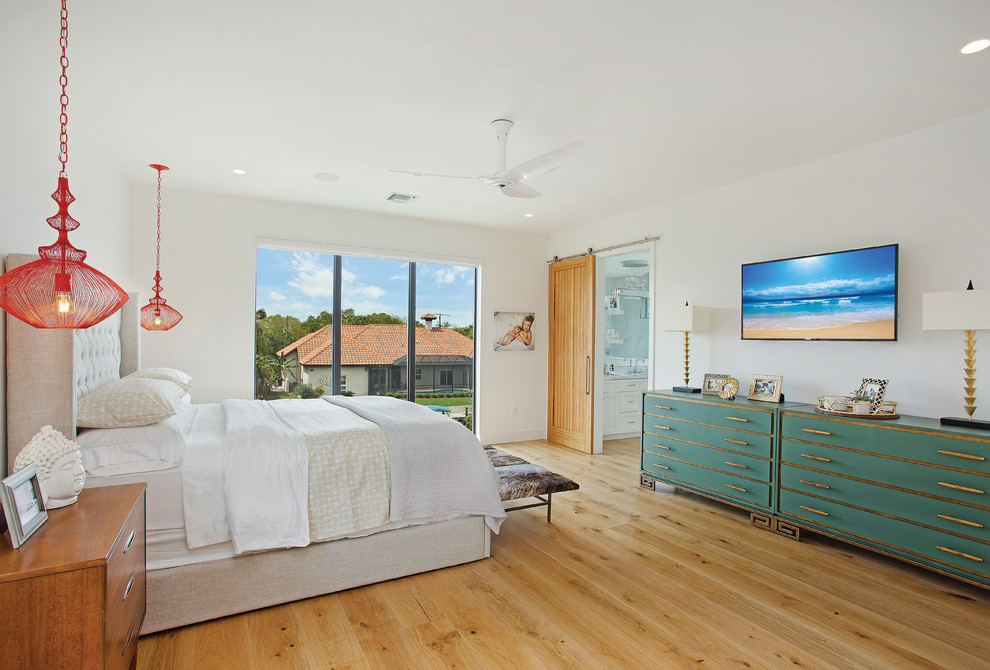 Modelo de dormitorio principal clásico renovado con paredes blancas y suelo de madera clara
