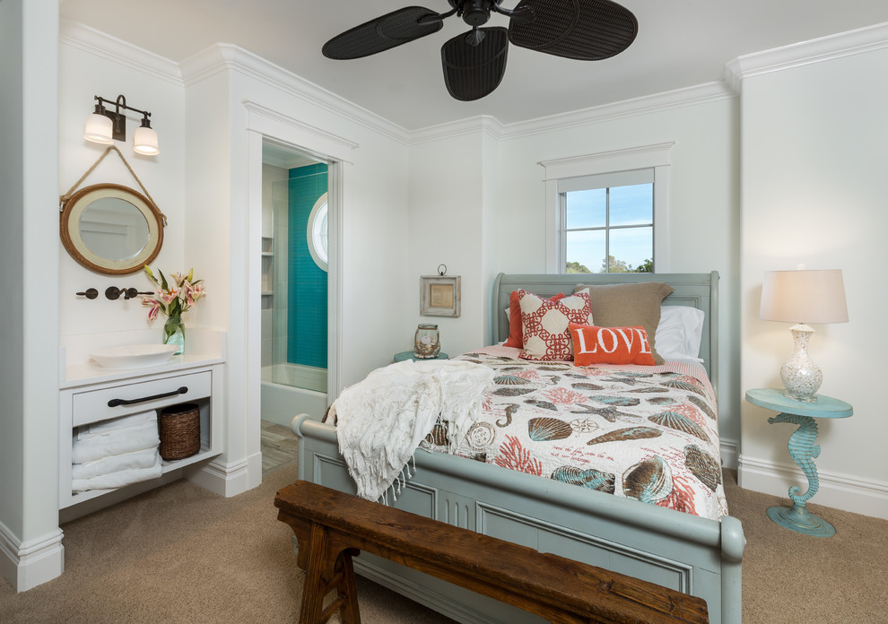 На фото: хозяйская спальня в морском стиле с белыми стенами, ковровым покрытием и коричневым полом без камина
